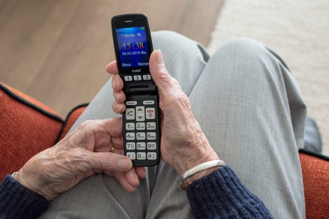Jak vybrat telefon pro aktivního seniora?  (ilustrační foto) | foto: Fotobanka Pixabay