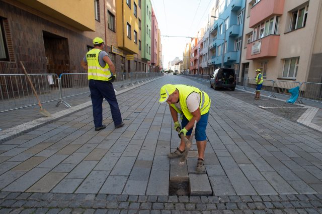 Dělníci začali v září odstraňovat poničenou dlažbu ve Sladkovského ulici | foto: Josef Vostárek,  ČTK