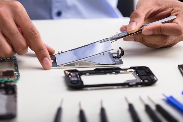 Co uděláte,  když se vám rozbije mobilní telefon? Opravíte ho? | foto: Profimedia