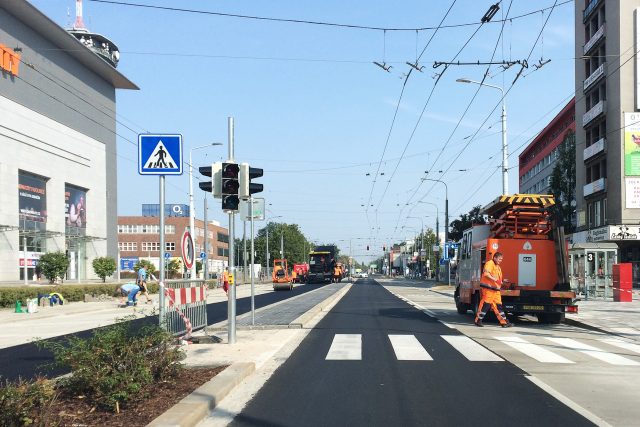 Na Masarykově náměstí položili dělníci na konci srpna poslední část asfaltu | foto: Honza Ptáček,  Český rozhlas
