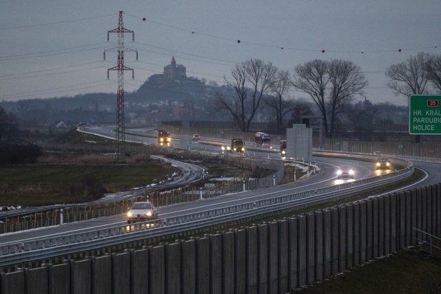Nově otevřený úsek dálnice D35 Časy - Ostrov | foto: Josef Vostárek,  ČTK