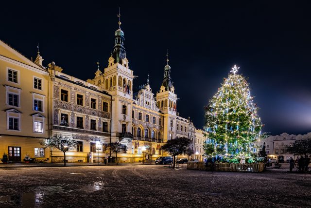 Vánoční strom na Pernštýnském náměstí v Pardubicích | foto: Martin Veselý,  MAFRA / Profimedia