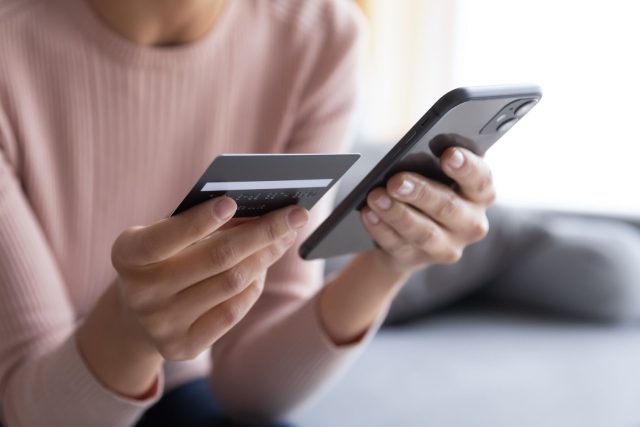 Žena nakupuje na internetu platební kartou | foto: Profimedia
