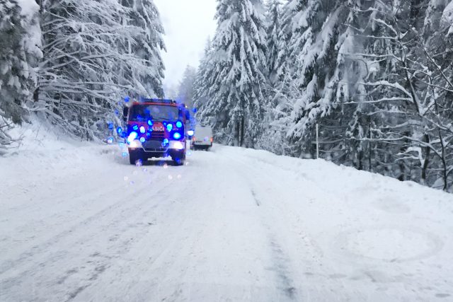 Silnice přes Suchý vrch byla uzavřená kvůli pádu stromů  (foto z 10.1.2019) | foto: Josef Ženatý,  Český rozhlas