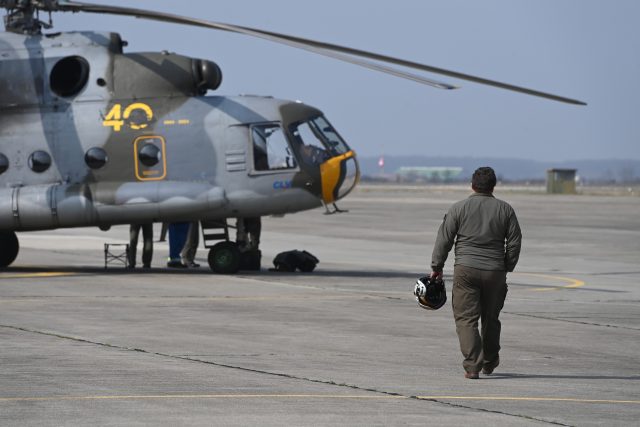 Státní podnik LOM Praha uvažuje o přesunu Centra leteckého výcviku  (CLV) pro výcvik pilotů vojenských vrtulníků ze základny v Pardubicích na letiště v Bochoři u Přerova | foto: Luděk Peřina,  ČTK