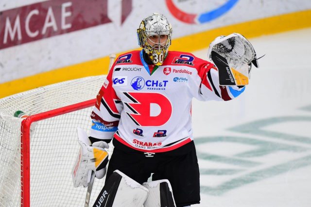 Pardubický hokejový brankář Daniel Vladař | foto: Ladislav Adámek,  HC Dynamo Pardubice