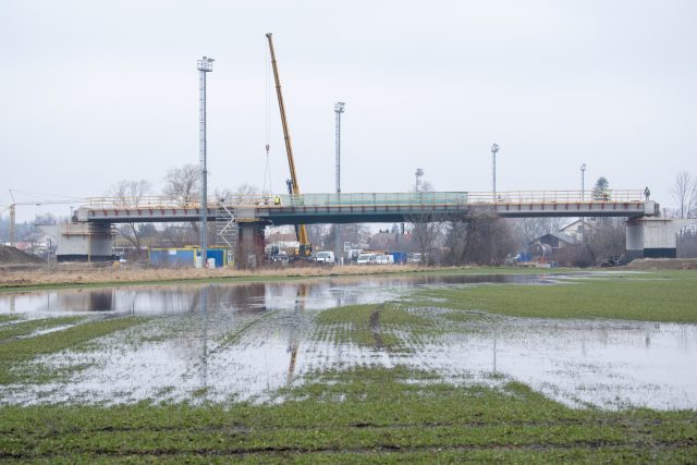 Rozestavěný most přes železniční trať ve Slatiňanech na Chrudimsku  (únor 2021) | foto: Josef Vostárek,  ČTK
