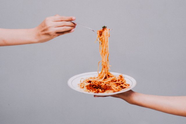 Když je člověk sám doma,  na špagety nepotřebuje ani talíř  (ilustrační foto) | foto: Unsplash