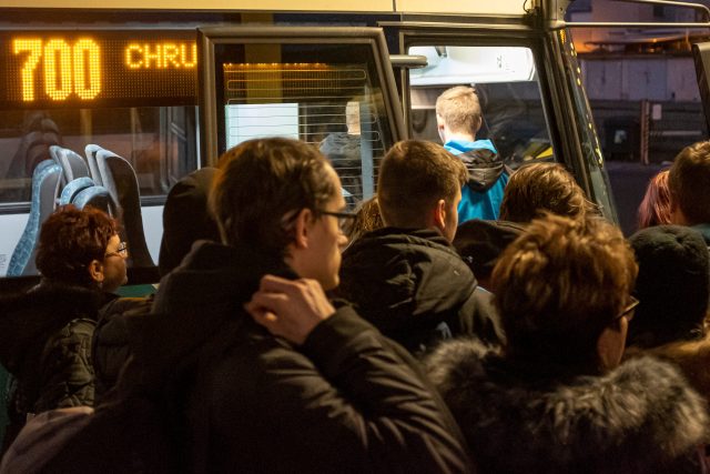 Cestující nastupují do autobusu v Chrudimi | foto: Radek Kalhous,  MAFRA / Profimedia