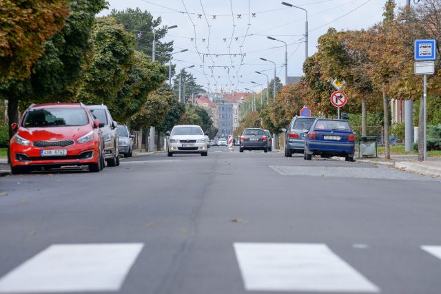 V Sakařově ulici i v přilehlých auta často nedodržují předepsaný odstup od hranice křižovatky | foto: Honza Ptáček,  Český rozhlas