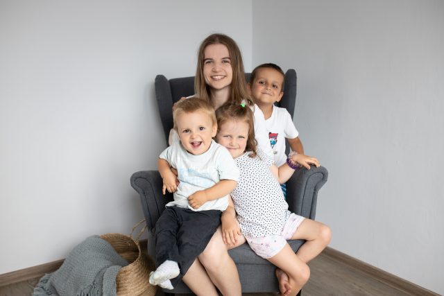 Spisovatelka Kristýna Trpková a její tri děti | foto: Markéta Nešetřilová