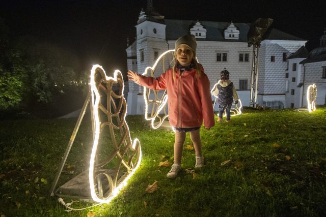 Zahájení výstavy Světla vyprávějí na pardubickém zámku | foto: Josef Vostárek,  ČTK