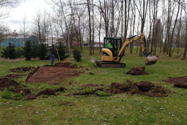 V parku Na Špici v Pardubicích dnes začala stavba nového workoutového hřiště | foto: Magistrát města Pardubice