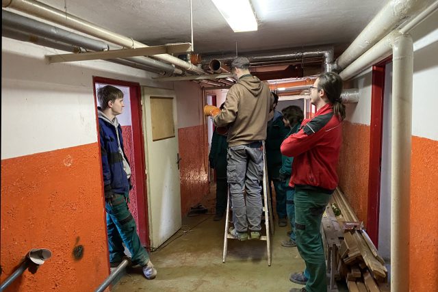 Studenti na praxi připravují opuštěný domov mládeže pro ubytování uprchlíků | foto: Ondřej Wolf,  Český rozhlas
