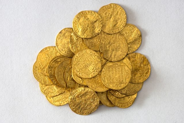 Zlaté dukáty nalezené na Králicku pochází z období třicetileté války | foto: Východočeské muzeum v Pardubicích