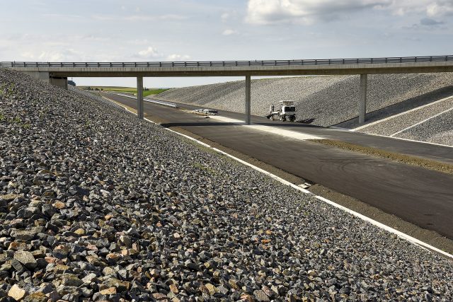 Budování dálnice D35 u Uherska  (červen 2022) | foto: Drahoslav Ramík,  ČTK