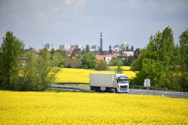 Kamion na předměstí mezi lány řepky | foto: Honza Ptáček,  Český rozhlas