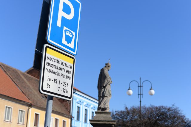Parkoviště na Bělobranském náměstí v Pardubicích | foto: Honza Ptáček,  Český rozhlas