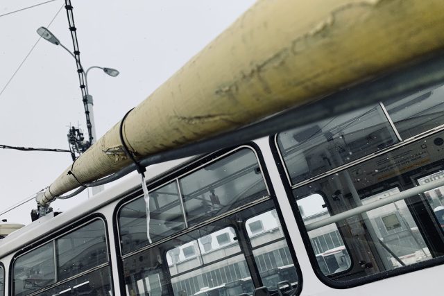 Sběrače mazacích trolejbusů jsou opatřeny hadičkami,  kterými k troleji čerpadlo žene rozmrazovací kapalinu | foto: Josef Ženatý,  Český rozhlas