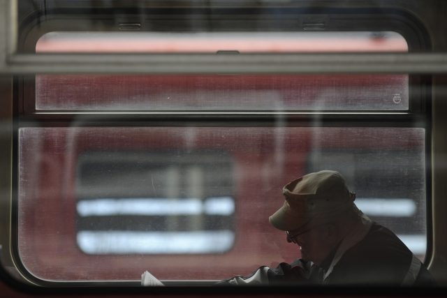 Muž sedí u okna ve vlakovém kupé | foto: Radek Petrášek,  ČTK