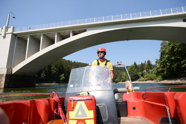 Tým vodní záchranné služby tvoří často členové IZS,  třeba policisté | foto: Honza Ptáček,  Český rozhlas