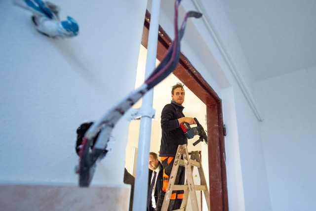 Dělníci opravují byty v Husově ulici v Pardubicích | foto: Josef Vostárek,  ČTK