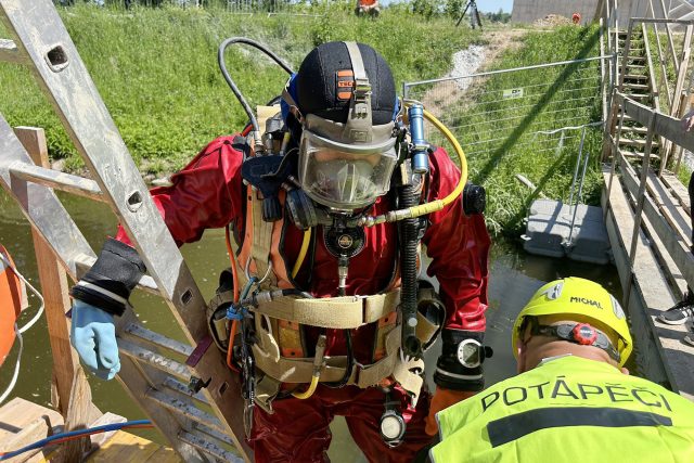 Potápěči pracují na zpevnění dočasného pilíře mostu na budoucím obchvatu Pardubic | foto: Ondřej Wolf,  Český rozhlas