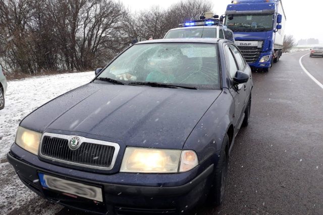 Auto poškozené ledem z kamionu | foto: Policie ČR