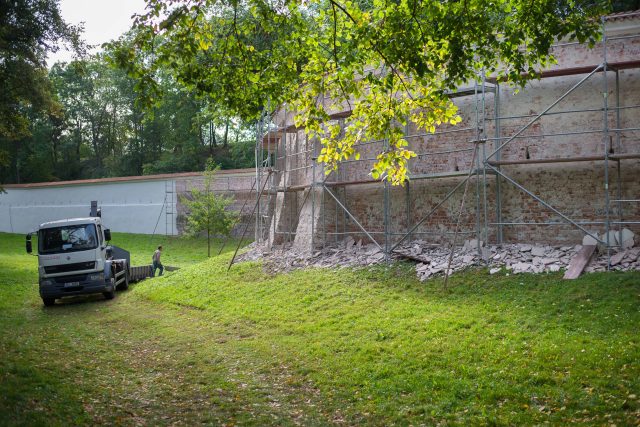 Hradby pardubického zámku jsou přes 1300 metrů dlouhé,  dělníci je budou opravovat 12 let | foto: Honza Ptáček,  Český rozhlas