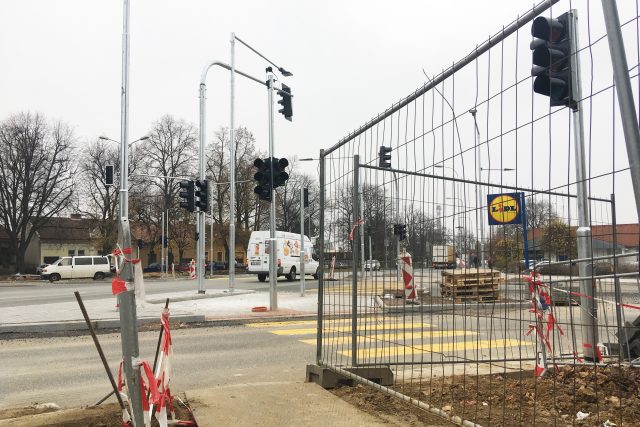 Nové semafory ve Vysokém Mýtě budou hlídat jízdu na červenou a měřit rychlost | foto: Josef Ženatý,  Český rozhlas