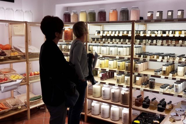 Zákazníci vybírají zboží v prodejně s vratnými obaly | foto: Zuzana Kliková
