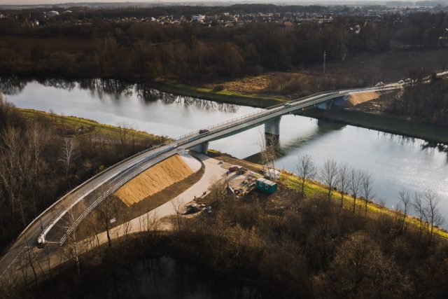 Rosice a Svítkov spojuje nová lávka pro pěší a cyklisty | foto: CH&T Pardubice