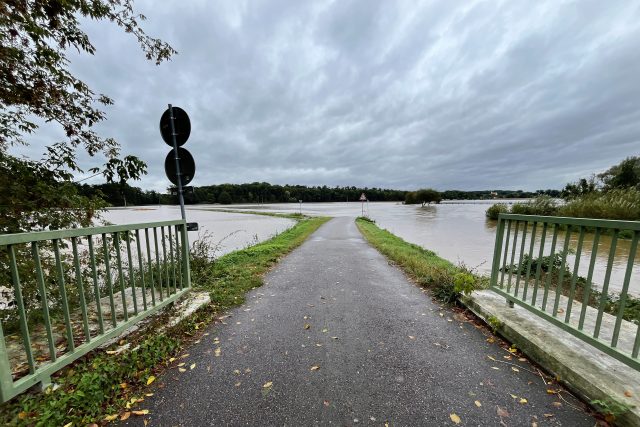 Zaplavená silnice mezi Úhřeticemi a Dvakačovicemi | foto: Honza Ptáček,  Český rozhlas