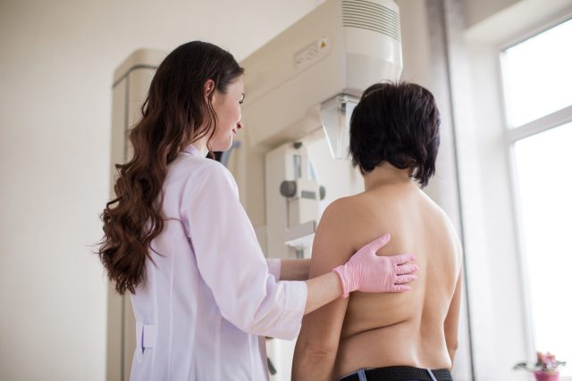 Mamograf,  vyšetření prsu,  mamografický screenig,  rakovina prsu,  lékařka,  pacientka,  prevence. Ilustrační foto | foto: Fotobanka Profimedia