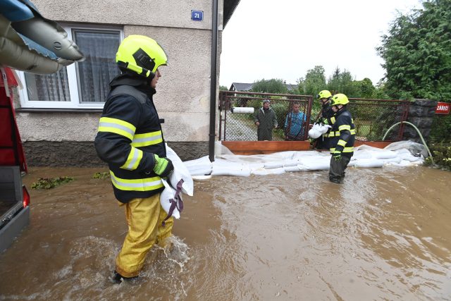 Zaplavená obec Luže na Chrudimsku | foto: Josef Vostárek,  ČTK