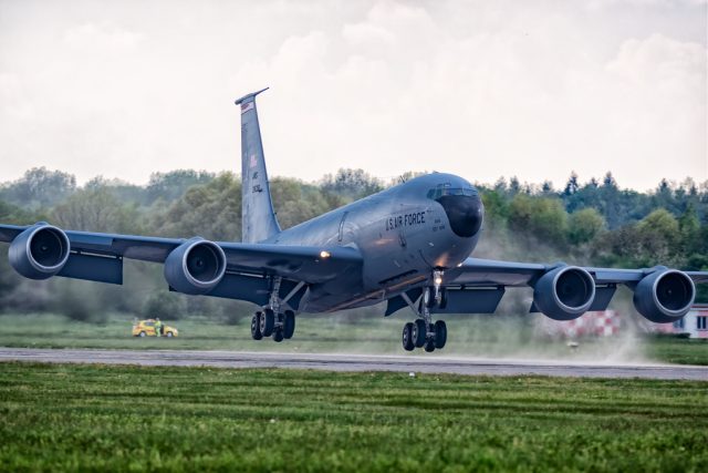 Létající benzinka KC-135 přistává na Letišti Pardubice | foto: Armáda ČR