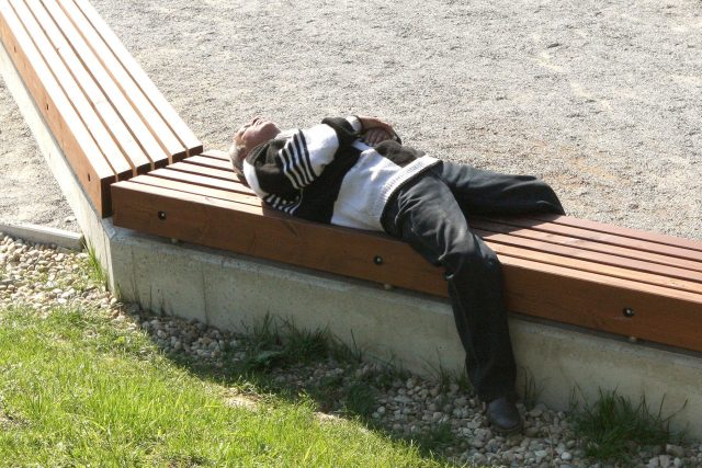 Muž bez domova spí na lavičce  (ilustrační foto) | foto: Profimedia