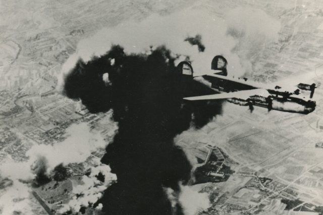 Bombardované Pardubice a dým stoupající z Fantovky | foto: Východočeské muzeum v Pardubicích