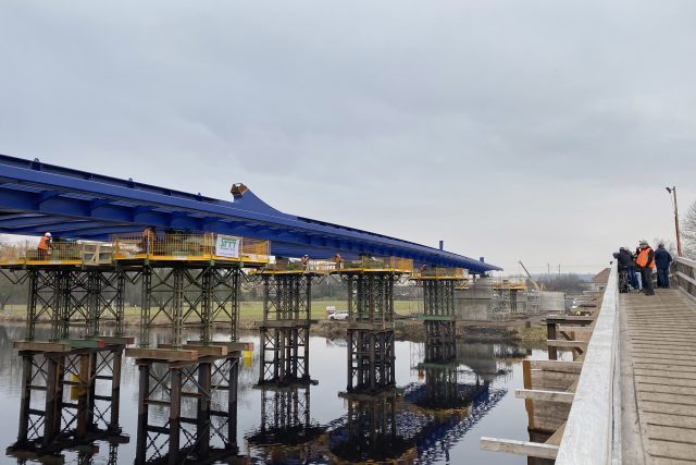Dělníci začali nedaleko Přelouče montovat nový most. | foto: Ondřej Wolf,  Český rozhlas,  Český rozhlas