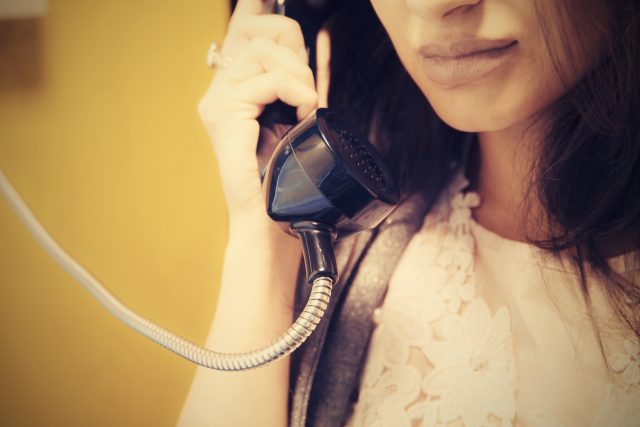 žena,  telefonní sluchátko,  starý telefon  (ilustrační foto) | foto: Profimedia