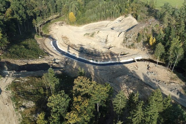 Stavba suchého poldru v Kutříně začala přeložením toku řeky Krounky | foto: Povodí Labe
