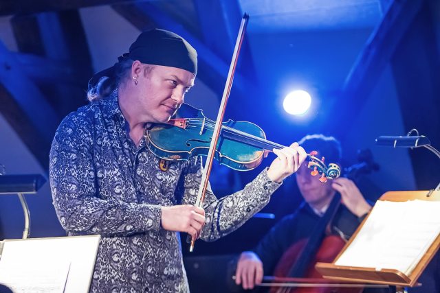 Pavel Šporcl hraje na své modré housle  (ilustrační foto) | foto: Michal Siroň,  Jihočeské divadlo