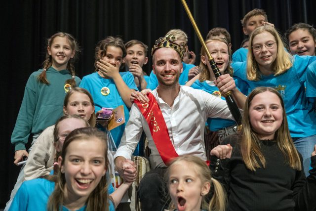 Titul Zlatý Ámos pro nejoblíbenějšího učitele v Česku získal Lukáš Knaute ze základní školy v Sezemicích | foto: Michaela Říhová,  ČTK