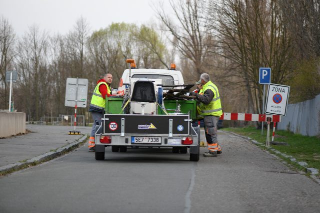 Pracovníci služeb města začali brzy ráno chystat nové dopravní značení | foto: Honza Ptáček,  Český rozhlas