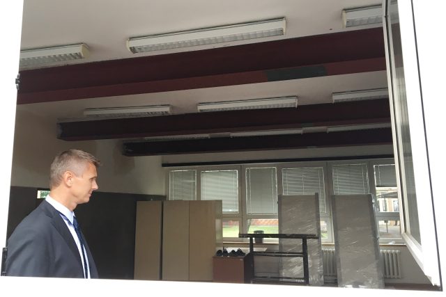 Ředitel školy ukazuje prohnuté stropy v prvním patře. | foto: Ondřej Wolf,  Český rozhlas,  Český rozhlas