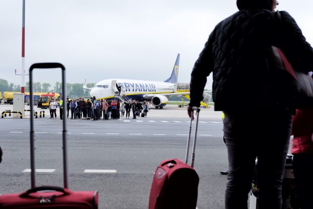Cestující vystupují z letadla na pardubickém letišti | foto: Radek Kalhous,  MAFRA / Profimedia