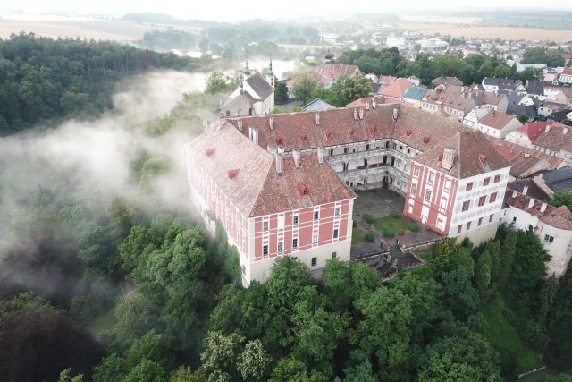 Zámek Opočno s oparem | foto: archiv zámku Opočno