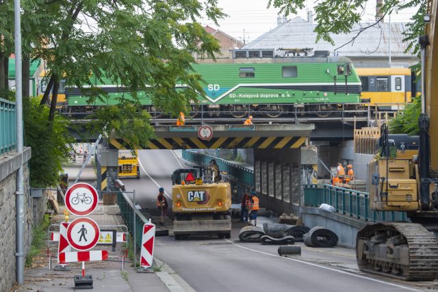 Kvůli demolici železničního mostu je na týden uzavřený podjezd v ulici 17. listopadu v Pardubicích | foto: Josef Vostárek,  ČTK