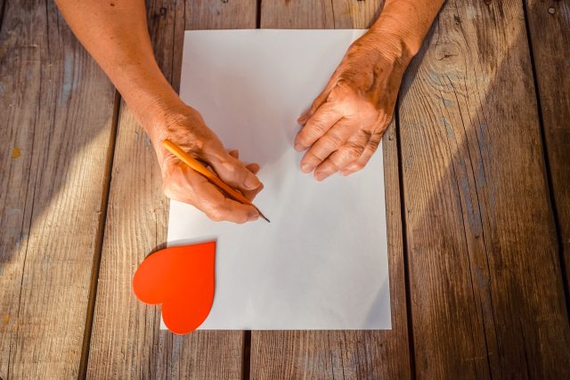 Srdíčková pošta pomáhá seniorům zvládat samotu | foto: Profimedia