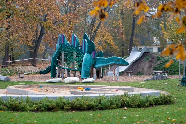 Hřiště se stegosaurem na břehu Chrudimky v Pardubicích | foto: Honza Ptáček,  Český rozhlas